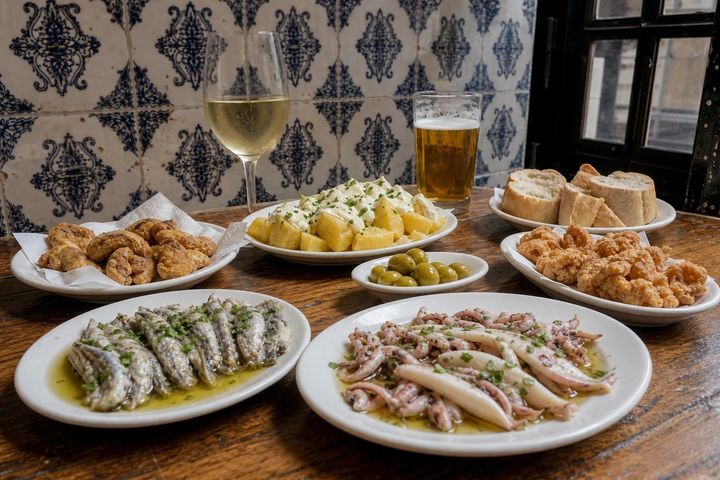 A legjobb tapas bárok Cádizban: hol egyél helyi ízeket?