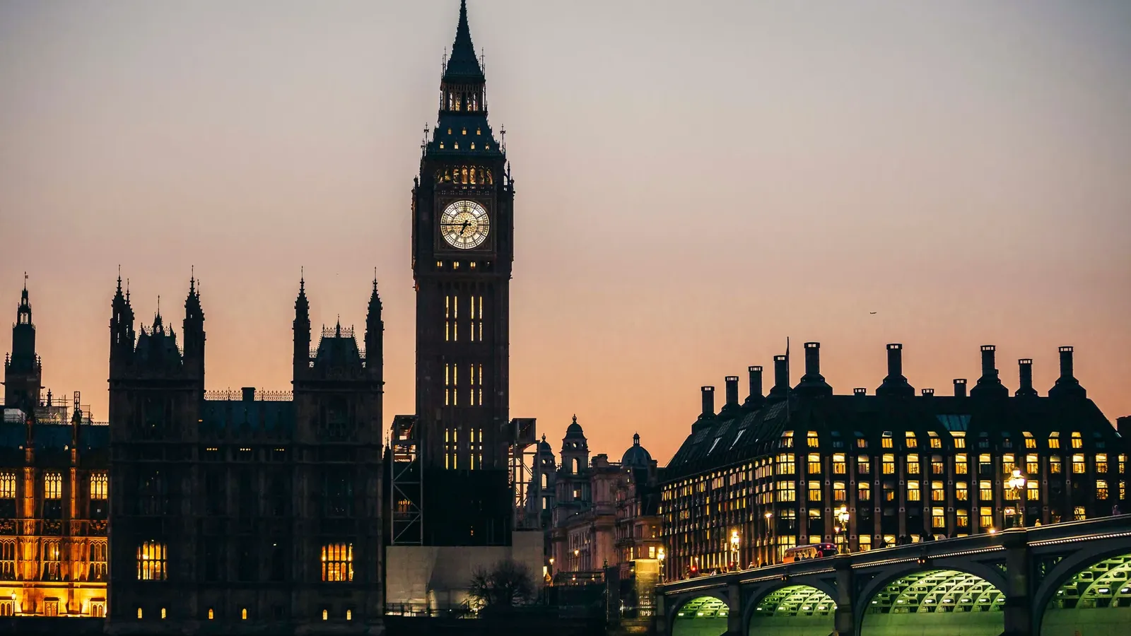 A londoni Big Ben és a Westminster esti városképe