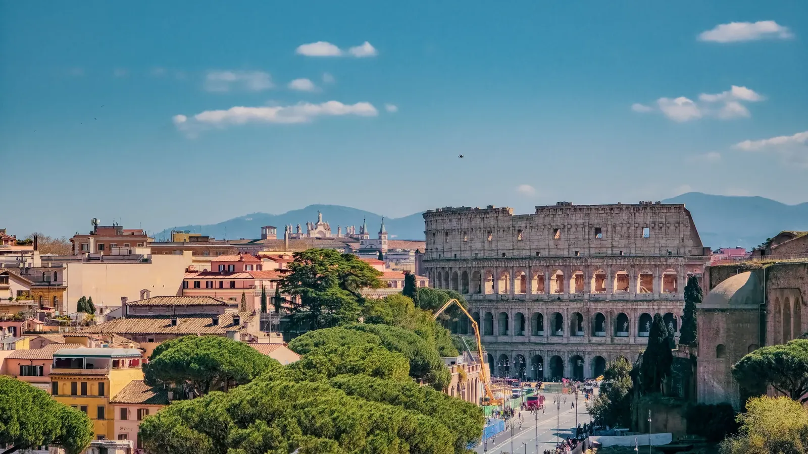 Róma belvárosi panorámája a Colosseummal