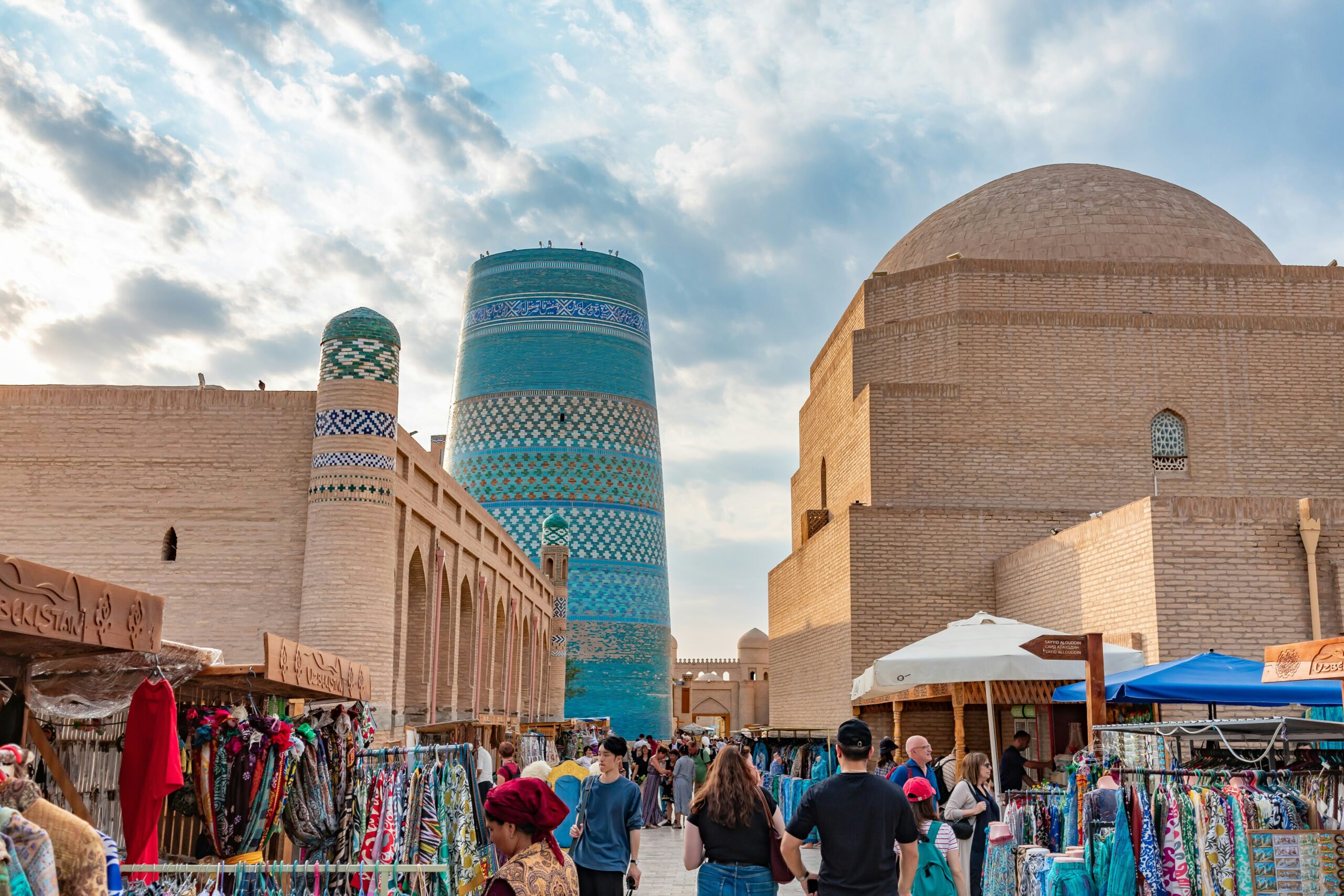 Khiva rejtett kincsei: titkos műhelyek, sivatagi erődök és helyi teaházak kalauza